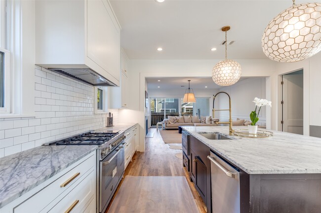 Photo - 709 E 13th St