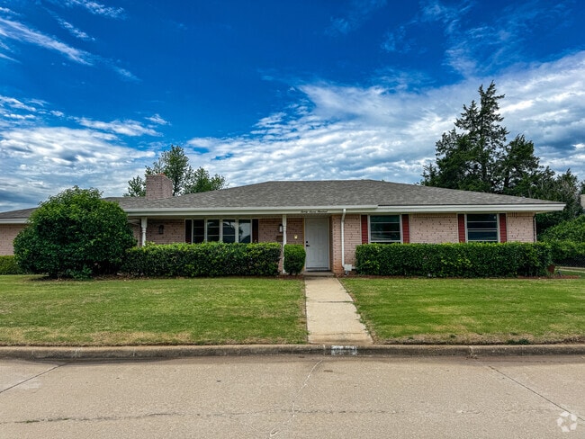 Building Photo - 2700 SW 85th St Rental