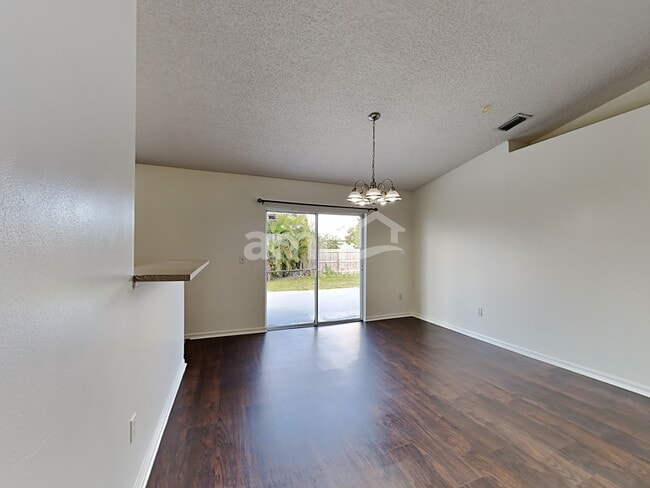 Photo - 332 SW Hollyhock Ct