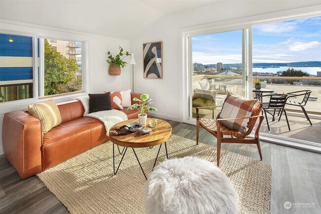 Photo - Top-Floor Corner Condo with Spectacular Views of the Space Needle & TWO Parking Spaces Unidad B201