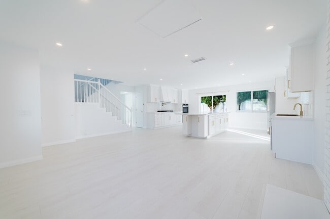 Photo - 3163 Camarillo Ave