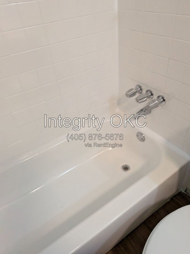 Photo - 3907 N Rockwell Ave Unit 221