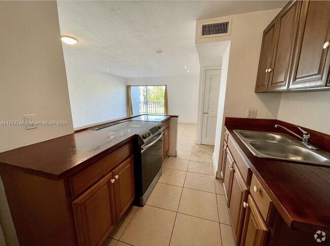 Building Photo - 7250 SW 94th Pl Unit B6 Rental