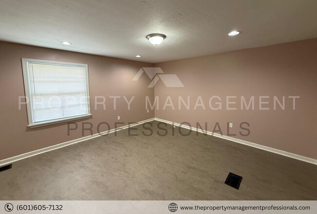 Photo - 348 Colonial Dr