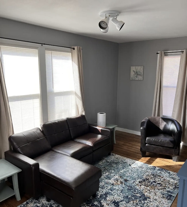 Building Photo - 111 N Black River St Unit Upper