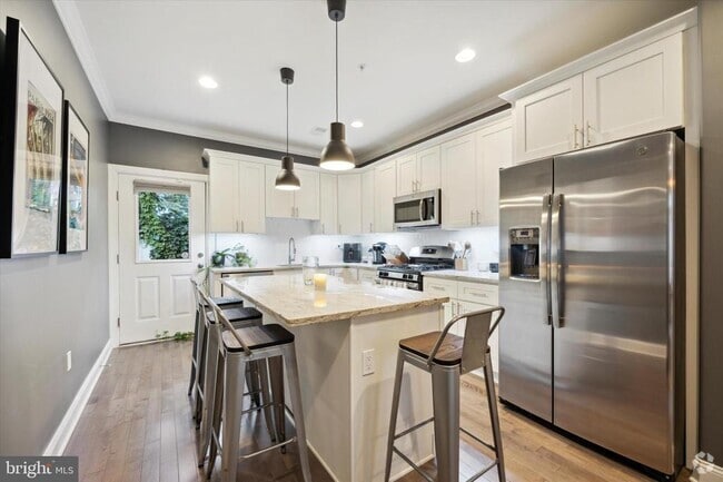 Building Photo - 2137 N Darien St Rental