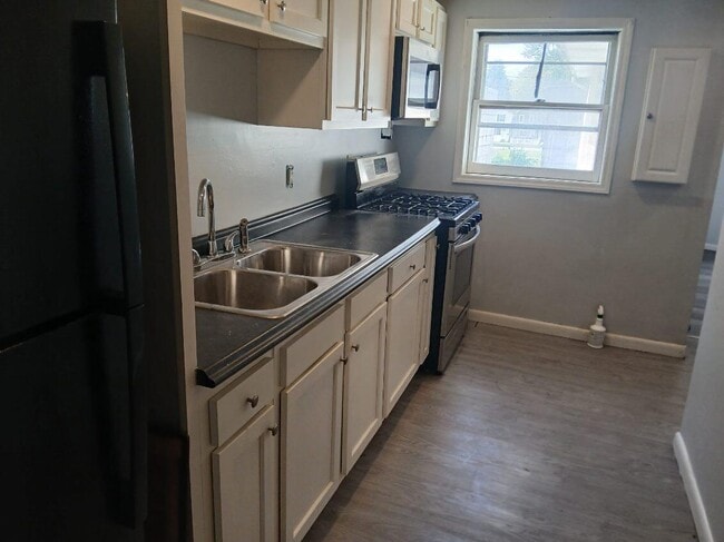 Building Photo - 1333 1st Ave Unit 2R