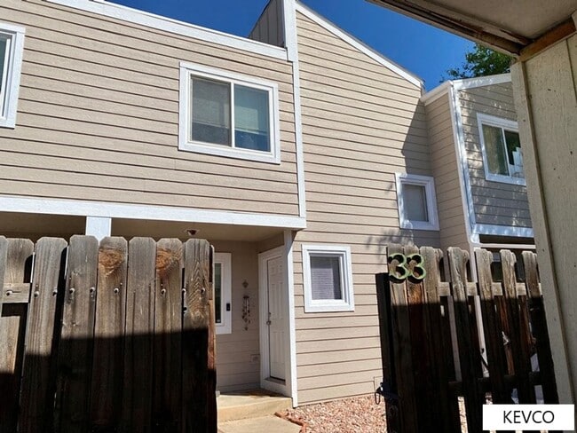 Building Photo - Great Townhome Near Horsetooth Resevoir!