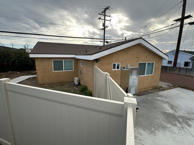 Photo - 1351 Baldwin St