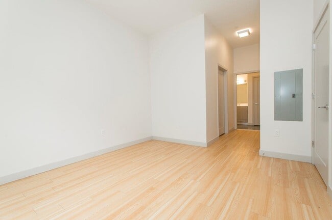 Photo - 320 D St