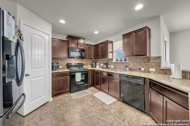 Shared Kitchen - 335 Kildeer Crk