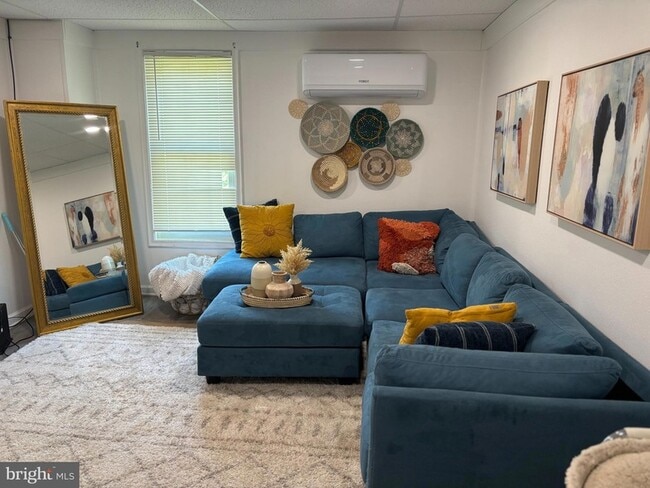 Building Photo - 1235 N 8th St