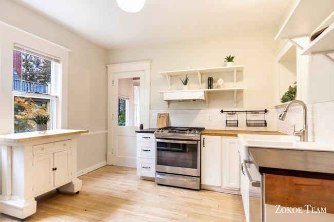 Photo - 240 Calkins Ave SE