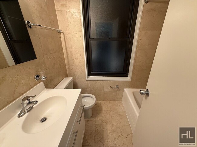 Photo - Fourth Avenue Unidad 9F