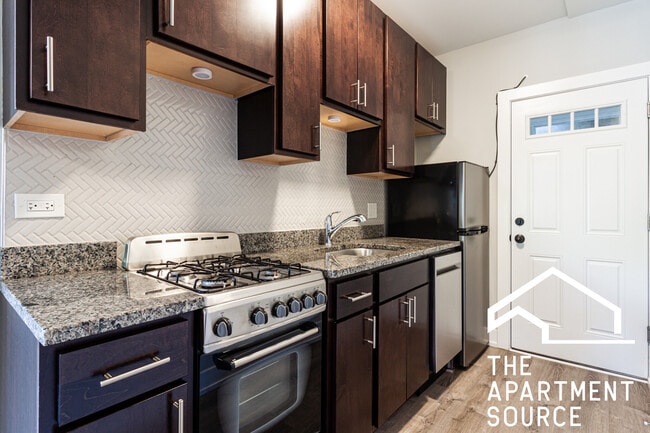 Building Photo - 701 W Brompton Ave Unit 05