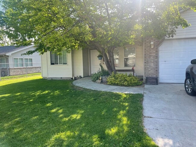 Building Photo - Cute Split Bedroom Floor Plan Tucked Away for Added Privacy!