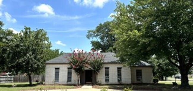 Photo - Spacious 4-Bedroom Home with Huge Yard – Pleasant Grove Schools