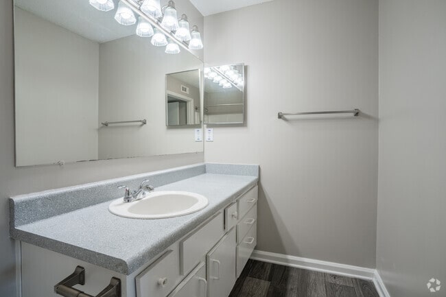 2BR, 2BA - 1,082SF - Primary Bathroom - Crestwood Park