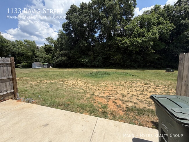 Photo - 1133 Davis St
