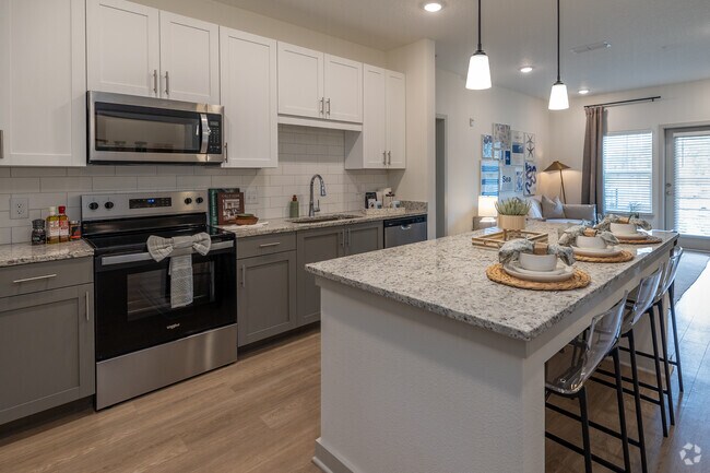 2BR, 2BA-1,150SF-Kitchen - Palmhouse