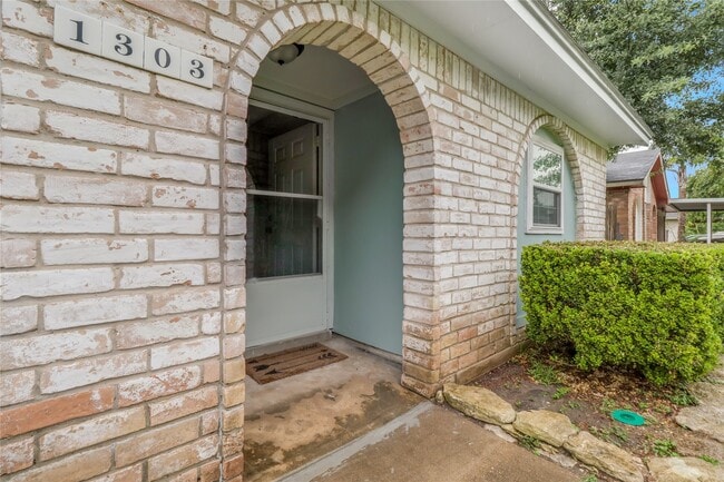 Photo - 1303 Sigma St