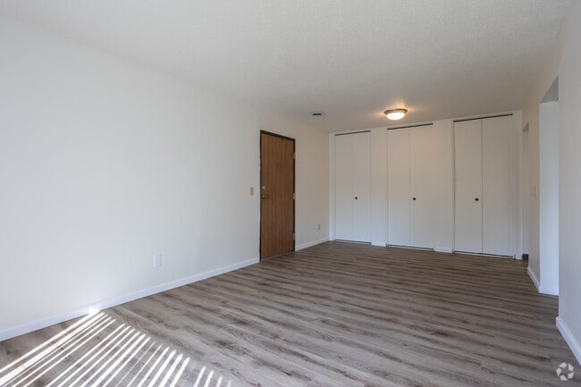 2BR, 1BA - 675SF - Living Room