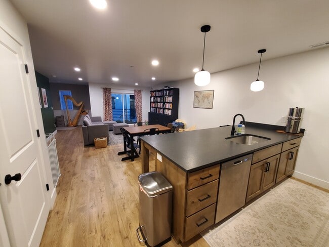 Building Photo - 1590 S 900 W