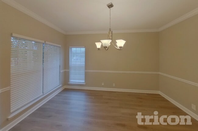221 Titans Cir