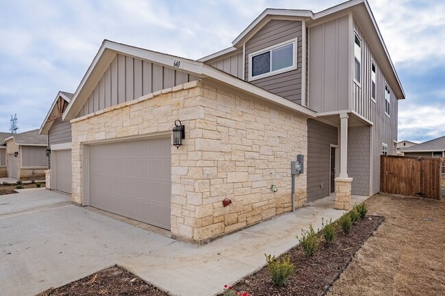 Photo - AVAILABLE NOW! GORGEOUS 4 BEDROOM DUPLEX LOCATED IN MIDLOTHIAN ISD!