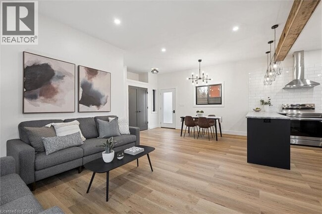 Photo - 215 Winstanley St