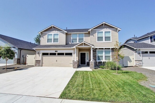 Building Photo - Spacious Home in Quiet Neighborhood