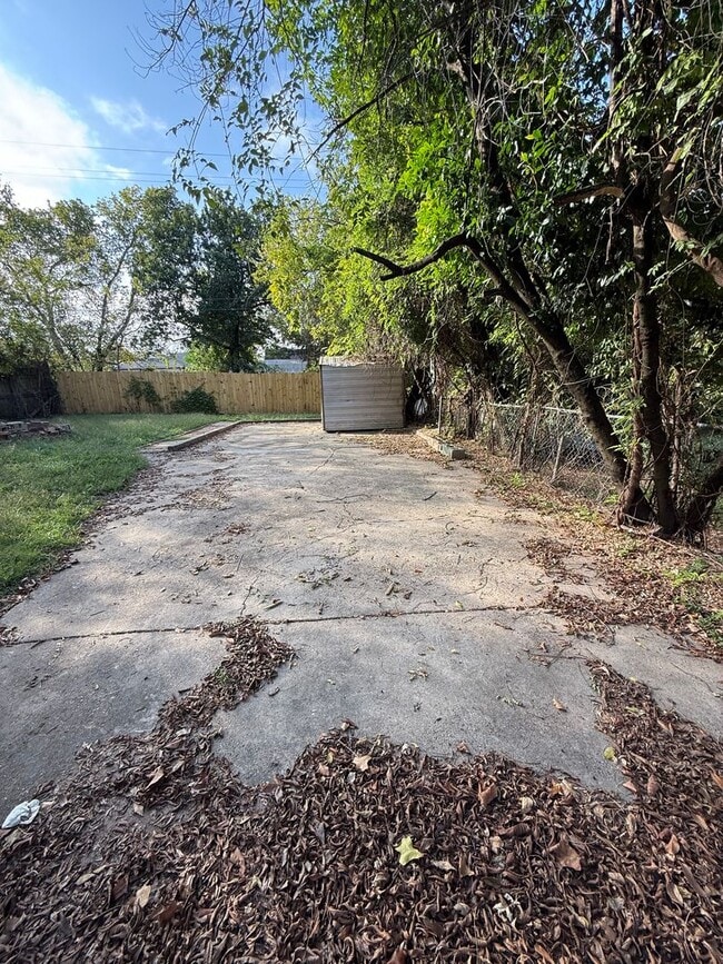 Photo - HOUSE:  3 Bed, 1 bath, Large Yard, Newly R...