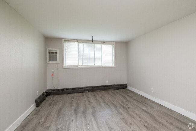 3BR, 1BA - 792SF - Living Room