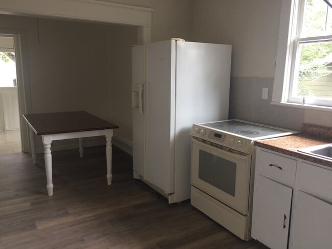 Photo - 617 Moulton St E