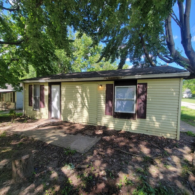 Building Photo - Southeast Indy home for Lease, very Quaint!