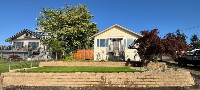 Building Photo - Stunning 3-bedroom, 1-bath home with a water view and fantastic amenities!