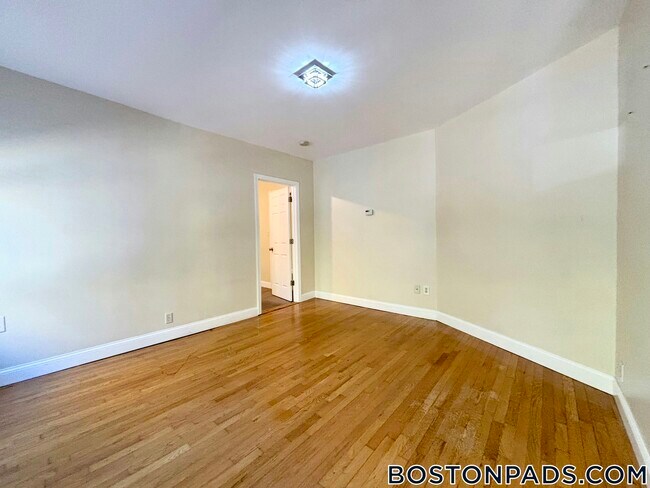 Photo - 18 Holmes St