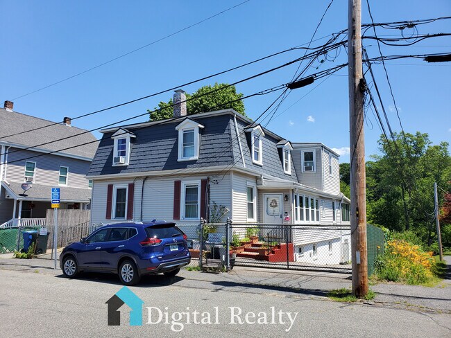 Building Photo - 116 Massasoit St Unit 1