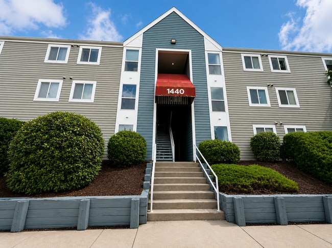 Building Photo - 1440 Seneca Dr