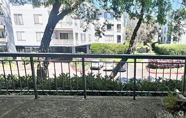 Building Photo - Spacious Studio with Oversized Private Dec... Unit F204 Rental