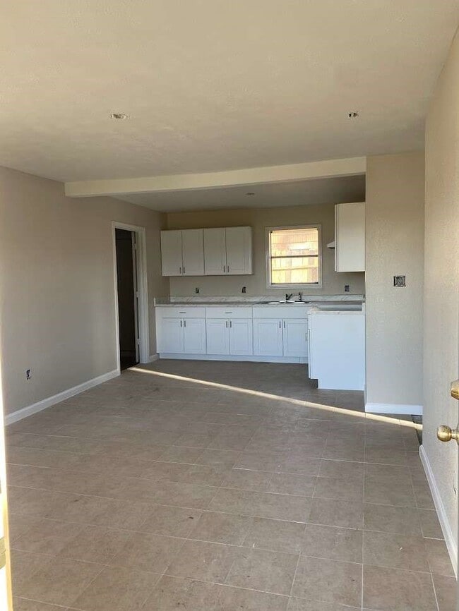 Photo - 609 W 6th St
