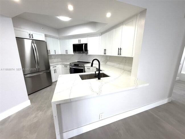 Building Photo - 6767 Collins Ave Unit 1501