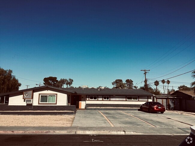 Building Photo - Beverly Green Large Home with Pool and In-...