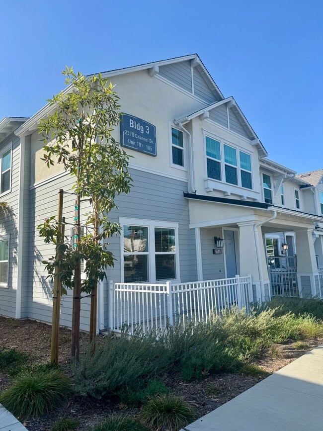 Building Photo - Gorgeous Newly Constructed Townhome