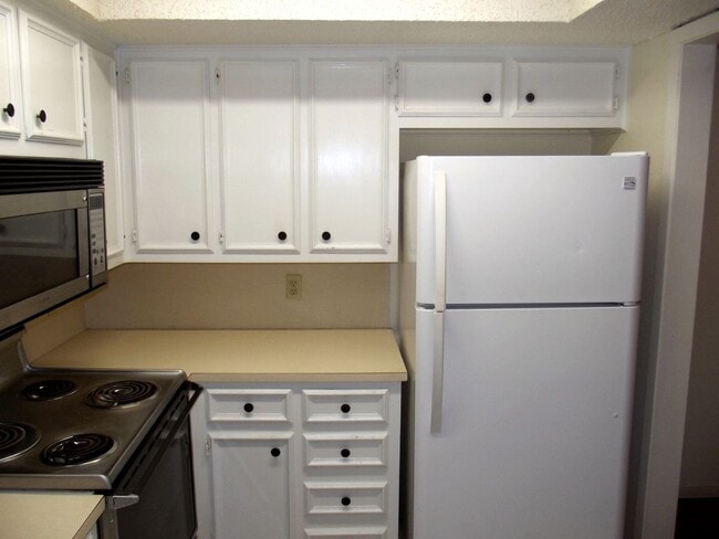 Photo - MOVE-IN SPECIAL  - 1 Bedroom, 1 Bath with Carport - Raintree Manor Condo