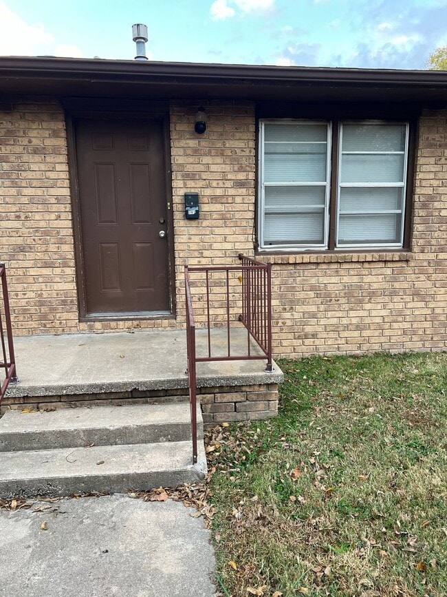Building Photo - 2 bedrooms, 1 bath duplex Rental