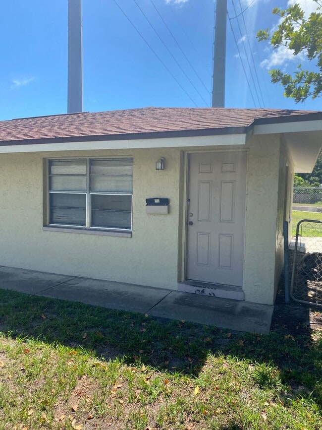Building Photo - 2 BEDROOM, 1 BATH APARTMENT HOME - PINELLAS PARK