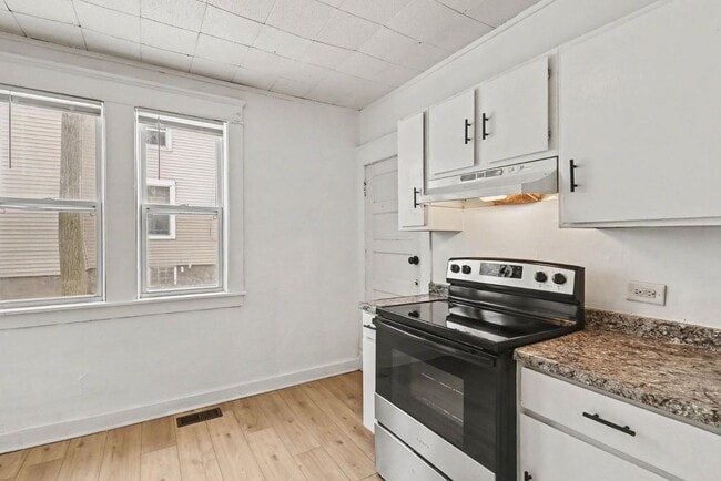 Photo - 811 Larned St