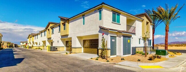 Building Photo - "Spacious 3-Bed Townhouse with Granite Tou... Unit #1