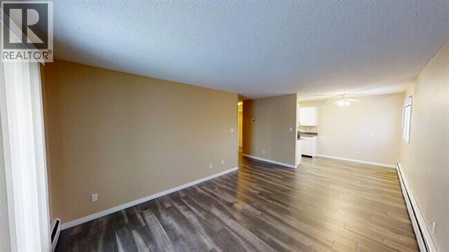 Photo - 10028-10105 105 Ave